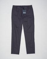 Trousers made of dyed stretch cotton, waterproofed and treated to create a slightly creased effect.
Comfortable to wear thanks to the drawstring that can be adapted to the desired fit, the style has a casual yet sophisticated feel that updates your everyday wardrobe.




Regular fit

Elastic with drawstring waist

Zip and button fastening

Slanted pockets

Patch pockets on the back
Article: PT000010U 13164Z
Color: 9200 / Navy