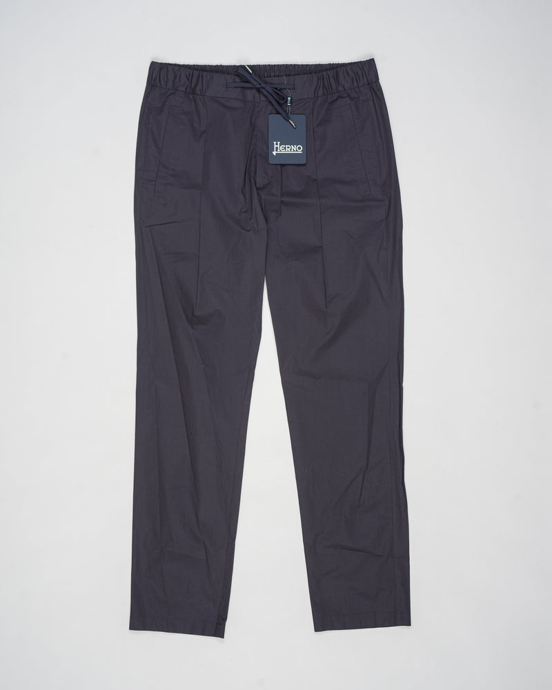 Trousers made of dyed stretch cotton, waterproofed and treated to create a slightly creased effect.
Comfortable to wear thanks to the drawstring that can be adapted to the desired fit, the style has a casual yet sophisticated feel that updates your everyday wardrobe.




Regular fit

Elastic with drawstring waist

Zip and button fastening

Slanted pockets

Patch pockets on the back
Article: PT000010U 13164Z
Color: 9200 / Navy