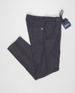 Trousers made of dyed stretch cotton, waterproofed and treated to create a slightly creased effect.
Comfortable to wear thanks to the drawstring that can be adapted to the desired fit, the style has a casual yet sophisticated feel that updates your everyday wardrobe.




Regular fit

Elastic with drawstring waist

Zip and button fastening

Slanted pockets

Patch pockets on the back
Article: PT000010U 13164Z
Color: 9200 / Navy