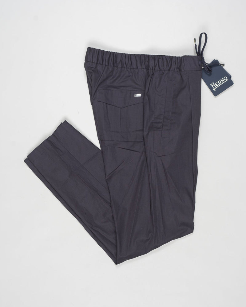 Trousers made of dyed stretch cotton, waterproofed and treated to create a slightly creased effect.
Comfortable to wear thanks to the drawstring that can be adapted to the desired fit, the style has a casual yet sophisticated feel that updates your everyday wardrobe.




Regular fit

Elastic with drawstring waist

Zip and button fastening

Slanted pockets

Patch pockets on the back
Article: PT000010U 13164Z
Color: 9200 / Navy