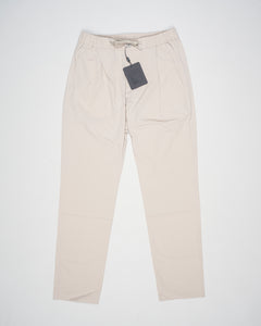 Trousers made of ultralight, breathable stretch nylon.
Boasting a classic shape and elasticated waist for maximum comfort, this model combines style and functionality to enhance your casual wardrobe.



Regular fit

Elastic with drawstring waist

One pleat in front

Side pockets

Welt pockets on the back

Herno patch on the back

Fastened with concealed zip and button