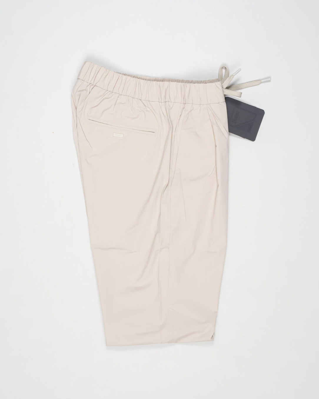 Trousers made of ultralight, breathable stretch nylon.
Boasting a classic shape and elasticated waist for maximum comfort, this model combines style and functionality to enhance your casual wardrobe.



Regular fit

Elastic with drawstring waist

One pleat in front

Side pockets

Welt pockets on the back

Herno patch on the back

Fastened with concealed zip and button