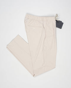 Trousers made of ultralight, breathable stretch nylon.
Boasting a classic shape and elasticated waist for maximum comfort, this model combines style and functionality to enhance your casual wardrobe.



Regular fit

Elastic with drawstring waist

One pleat in front

Side pockets

Welt pockets on the back

Herno patch on the back

Fastened with concealed zip and button