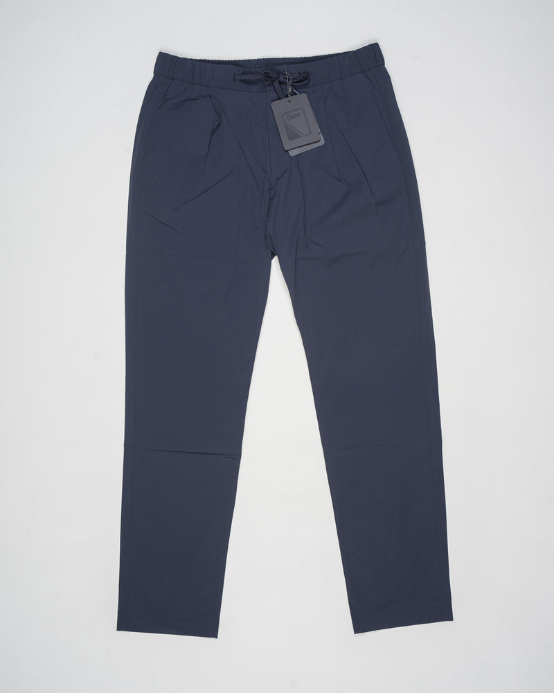 Trousers made of ultralight, breathable stretch nylon.
Boasting a classic shape and elasticated waist for maximum comfort, this model combines style and functionality to enhance your casual wardrobe.



Regular fit

Elastic with drawstring waist

One pleat in front

Side pockets

Welt pockets on the back

Herno patch on the back

Fastened with concealed zip and button
