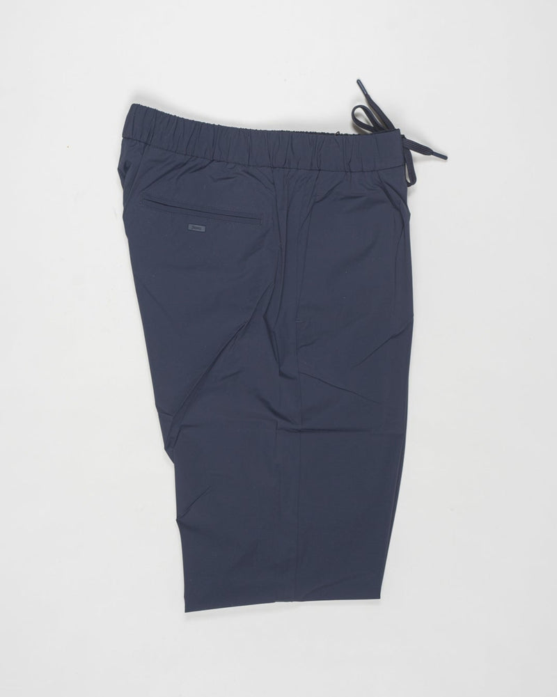 Trousers made of ultralight, breathable stretch nylon.
Boasting a classic shape and elasticated waist for maximum comfort, this model combines style and functionality to enhance your casual wardrobe.



Regular fit

Elastic with drawstring waist

One pleat in front

Side pockets

Welt pockets on the back

Herno patch on the back

Fastened with concealed zip and button