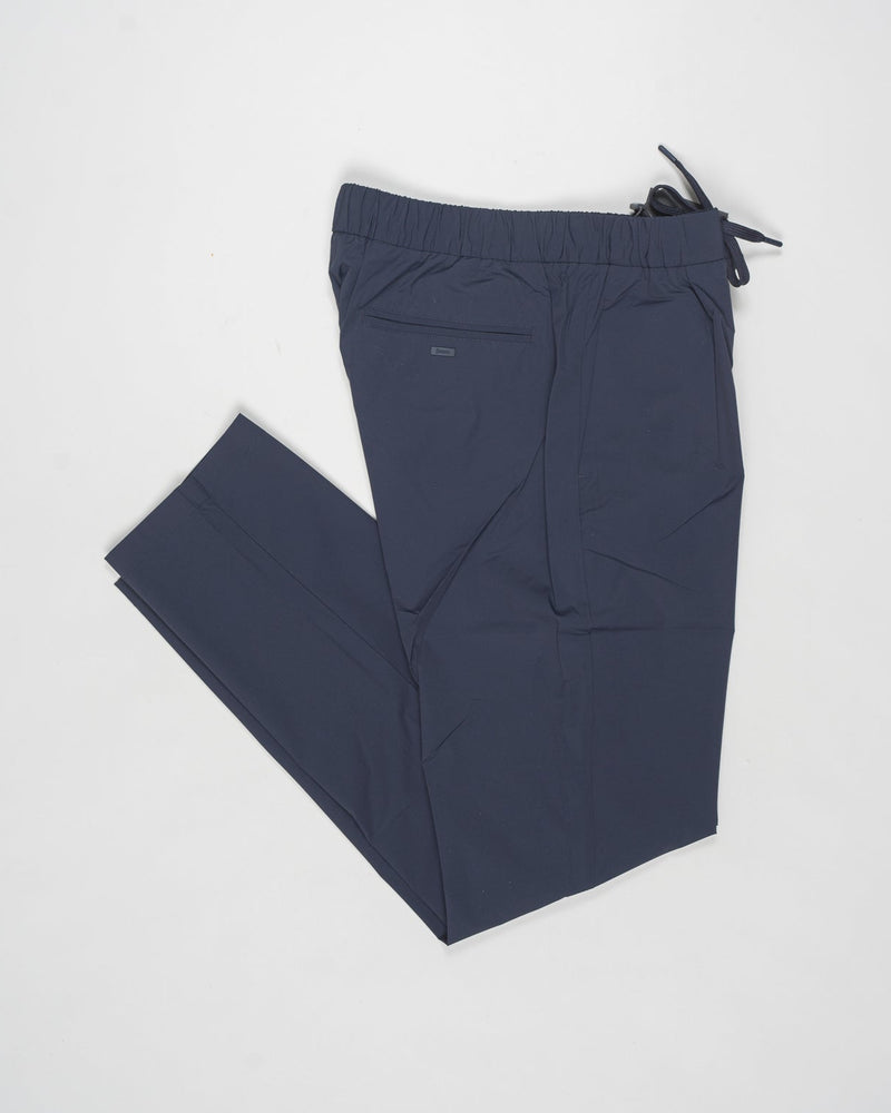 Trousers made of ultralight, breathable stretch nylon.
Boasting a classic shape and elasticated waist for maximum comfort, this model combines style and functionality to enhance your casual wardrobe.



Regular fit

Elastic with drawstring waist

One pleat in front

Side pockets

Welt pockets on the back

Herno patch on the back

Fastened with concealed zip and button