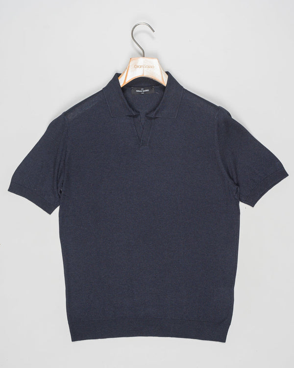 Expertly crafted from luxurious silk, the Gran Sasso Capri Collar Silk Knit Polo Shirt offers a sophisticated and luxurious addition to any wardrobe. The high-quality silk knit fabric ensures a comfortable and breathable fit, while the classic polo shirt design adds a touch of timeless elegance. Elevate your style with this must-have piece.
Composition: 100% Silk
Color: 597 / Midnight Blue
Article: 43129 / 23503
Made in Italy