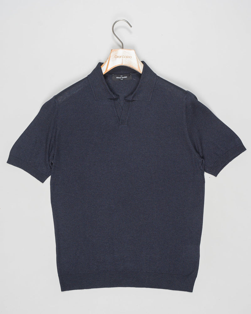 Expertly crafted from luxurious silk, the Gran Sasso Capri Collar Silk Knit Polo Shirt offers a sophisticated and luxurious addition to any wardrobe. The high-quality silk knit fabric ensures a comfortable and breathable fit, while the classic polo shirt design adds a touch of timeless elegance. Elevate your style with this must-have piece.
Composition: 100% Silk
Color: 597 / Midnight Blue
Article: 43129 / 23503
Made in Italy