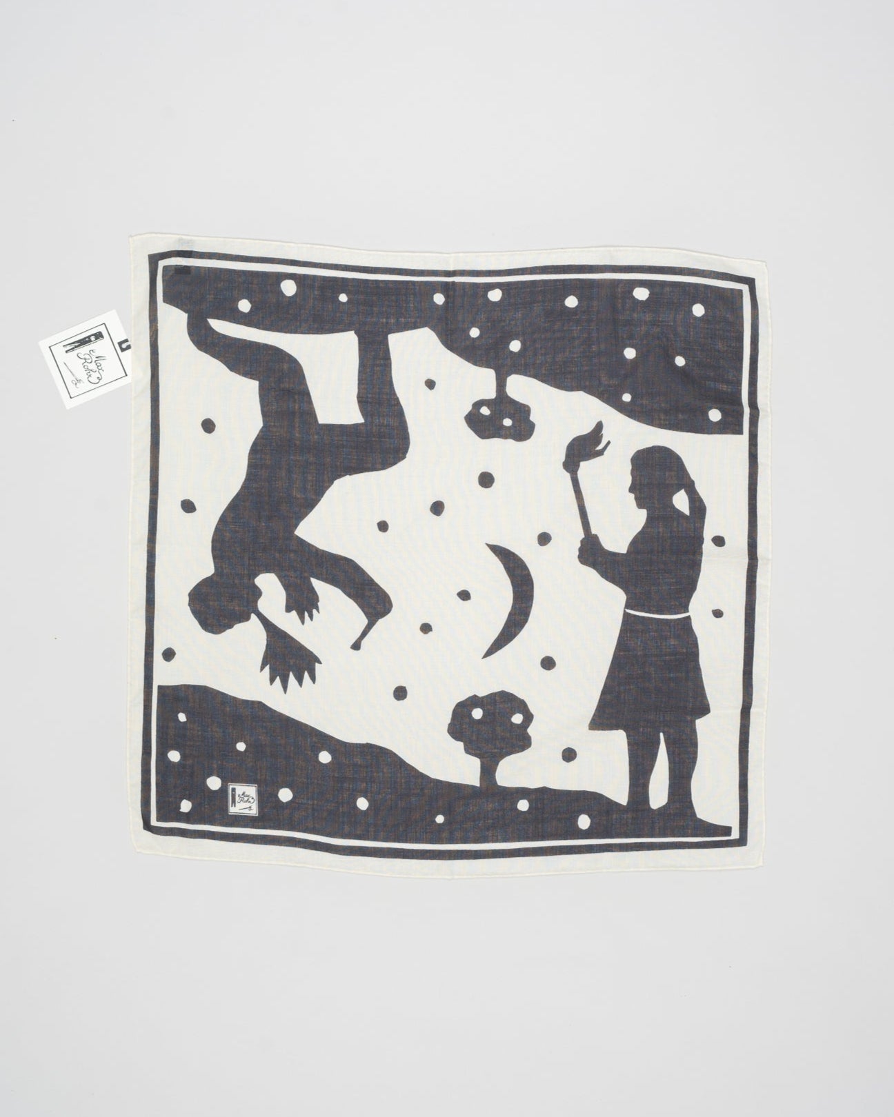 

Composition: 60% Wool 20% Silk 20% Cashmere

Size: 60x60
Article: MAX 15 FLDLS1U
Color: Black