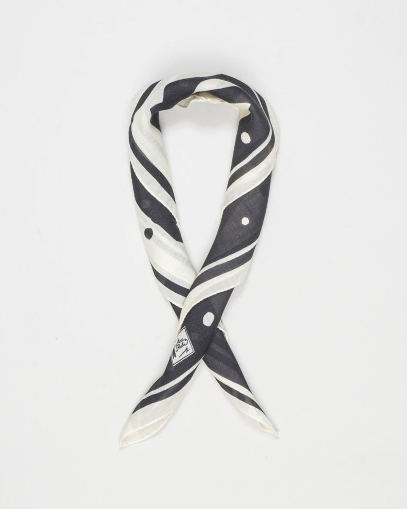 

Composition: 60% Wool 20% Silk 20% Cashmere

Size: 60x60
Article: MAX 15 FLDLS1U
Color: Black