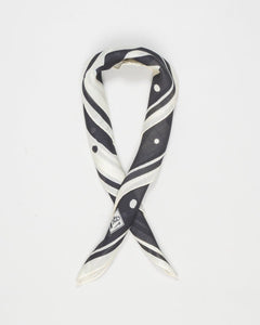 

Composition: 60% Wool 20% Silk 20% Cashmere

Size: 60x60
Article: MAX 15 FLDLS1U
Color: Black