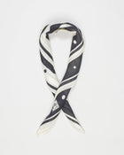 

Composition: 60% Wool 20% Silk 20% Cashmere

Size: 60x60
Article: MAX 15 FLDLS1U
Color: Black
