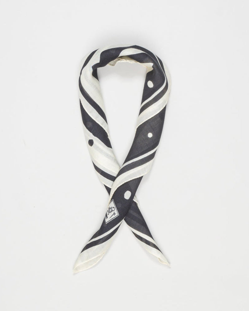 

Composition: 60% Wool 20% Silk 20% Cashmere

Size: 60x60
Article: MAX 15 FLDLS1U
Color: Black