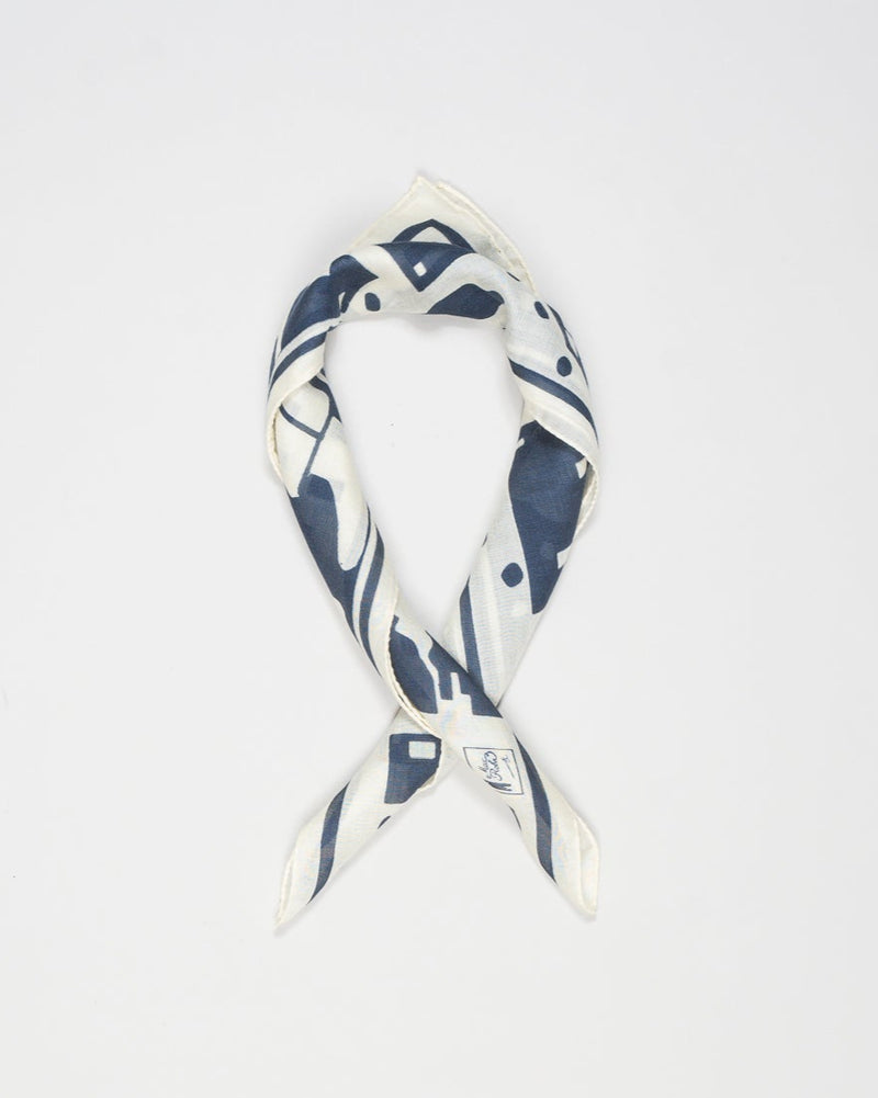 

Composition: 60% Wool 20% Silk 20% Cashmere

Size: 60x60
Article: MAX 15 FLDLS5U
Color: Blue