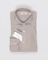 Cutaway collar
Curved hem
Front placket
100% linen
Art. TC 162
Mod. 64/TC
Collar B878
Color: 215 Taupe