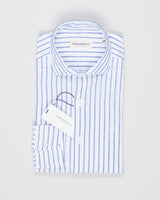 Cutaway collar
Curved hem

55% linen, 45% cotton
Art. H9333
Mod. L69
Collar B878
Color: 05 White &amp; Blue