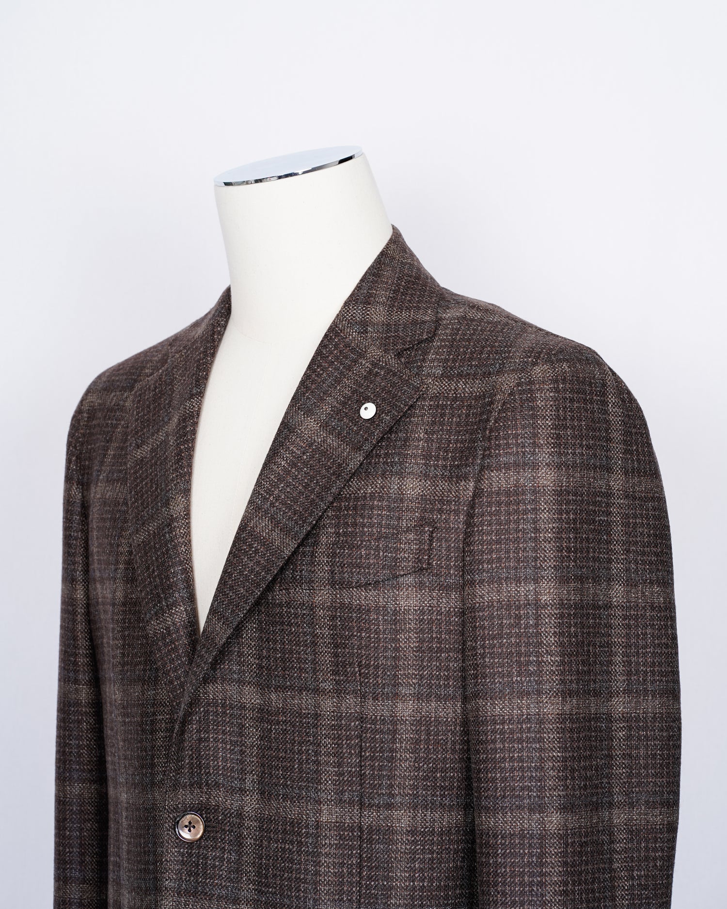 Regular fit Fits true to the size. If in doubt of your size, please contact us HERE Unlined Unconstructed shoulder 2 Buttons Side vents Notch lapel Patch pockets Composition: 100% wool Color: Brown Modello: 2898 Article: 02193/1 Made in Italy unlined structure. Earthy tones of this jacket makes it pleasant to combine with a lot of colors and textures.  Absolutely gorgeous piece of garment for the autumn.