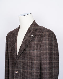 Regular fit Fits true to the size. If in doubt of your size, please contact us HERE Unlined Unconstructed shoulder 2 Buttons Side vents Notch lapel Patch pockets Composition: 100% wool Color: Brown Modello: 2898 Article: 02193/1 Made in Italy unlined structure. Earthy tones of this jacket makes it pleasant to combine with a lot of colors and textures.  Absolutely gorgeous piece of garment for the autumn.