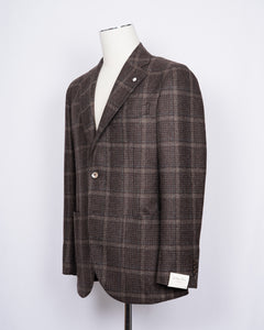 Regular fit Fits true to the size. If in doubt of your size, please contact us HERE Unlined Unconstructed shoulder 2 Buttons Side vents Notch lapel Patch pockets Composition: 100% wool Color: Brown Modello: 2898 Article: 02193/1 Made in Italy unlined structure. Earthy tones of this jacket makes it pleasant to combine with a lot of colors and textures. Absolutely gorgeous piece of garment for the autumn.