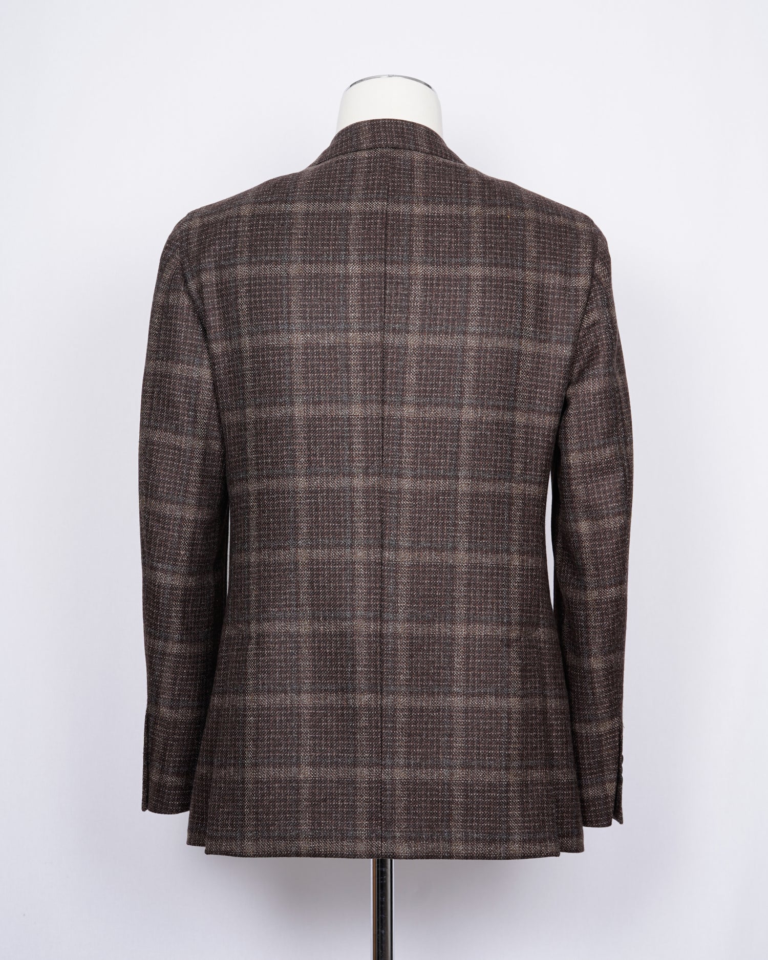 Regular fit Fits true to the size. If in doubt of your size, please contact us HERE Unlined Unconstructed shoulder 2 Buttons Side vents Notch lapel Patch pockets Composition: 100% wool Color: Brown Modello: 2898 Article: 02193/1 Made in Italy unlined structure. Earthy tones of this jacket makes it pleasant to combine with a lot of colors and textures. Absolutely gorgeous piece of garment for the autumn.