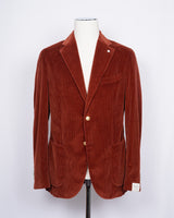 L.B.M. 1911 corduroy jacket in burned orange color. Unconstructed shoulder and unlined structure complete the laid back elegance of this  jacket. Corduroy and autumn belong together like Italy and red wine.  Regular fit Fits true to the size. If in doubt of your size, please contact us HERE Unlined Unconstructed shoulder 2 Buttons Side vents Notch lapel Patch pockets Composition: 100% cotton Color: Burned orange Modello: 2837/1 Article: 05150/2 Made in Italy