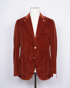L.B.M. 1911 corduroy jacket in burned orange color. Unconstructed shoulder and unlined structure complete the laid back elegance of this  jacket. Corduroy and autumn belong together like Italy and red wine.  Regular fit Fits true to the size. If in doubt of your size, please contact us HERE Unlined Unconstructed shoulder 2 Buttons Side vents Notch lapel Patch pockets Composition: 100% cotton Color: Burned orange Modello: 2837/1 Article: 05150/2 Made in Italy