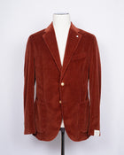 L.B.M. 1911 corduroy jacket in burned orange color. Unconstructed shoulder and unlined structure complete the laid back elegance of this  jacket. Corduroy and autumn belong together like Italy and red wine.  Regular fit Fits true to the size. If in doubt of your size, please contact us HERE Unlined Unconstructed shoulder 2 Buttons Side vents Notch lapel Patch pockets Composition: 100% cotton Color: Burned orange Modello: 2837/1 Article: 05150/2 Made in Italy