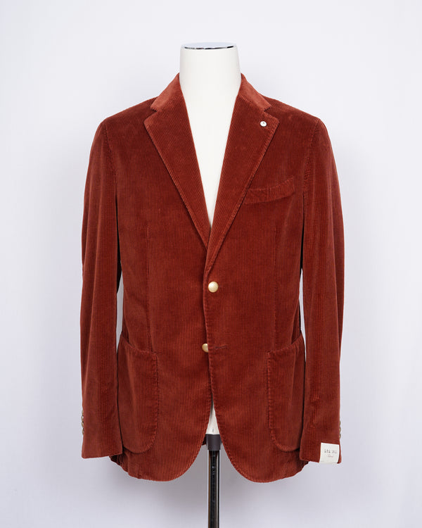 L.B.M. 1911 corduroy jacket in burned orange color. Unconstructed shoulder and unlined structure complete the laid back elegance of this  jacket. Corduroy and autumn belong together like Italy and red wine.  Regular fit Fits true to the size. If in doubt of your size, please contact us HERE Unlined Unconstructed shoulder 2 Buttons Side vents Notch lapel Patch pockets Composition: 100% cotton Color: Burned orange Modello: 2837/1 Article: 05150/2 Made in Italy