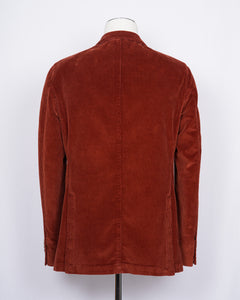 L.B.M. 1911 corduroy jacket in burned orange color. Unconstructed shoulder and unlined structure complete the laid back elegance of this  jacket. Corduroy and autumn belong together like Italy and red wine.  Regular fit Fits true to the size. If in doubt of your size, please contact us HERE Unlined Unconstructed shoulder 2 Buttons Side vents Notch lapel Patch pockets Composition: 100% cotton Color: Burned orange Modello: 2837/1 Article: 05150/2 Made in Italy