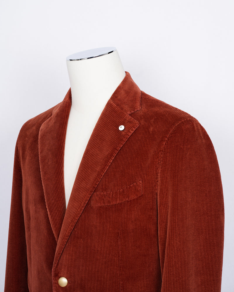 L.B.M. 1911 corduroy jacket in burned orange color. Unconstructed shoulder and unlined structure complete the laid back elegance of this  jacket. Corduroy and autumn belong together like Italy and red wine.  Regular fit Fits true to the size. If in doubt of your size, please contact us HERE Unlined Unconstructed shoulder 2 Buttons Side vents Notch lapel Patch pockets Composition: 100% cotton Color: Burned orange Modello: 2837/1 Article: 05150/2 Made in Italy