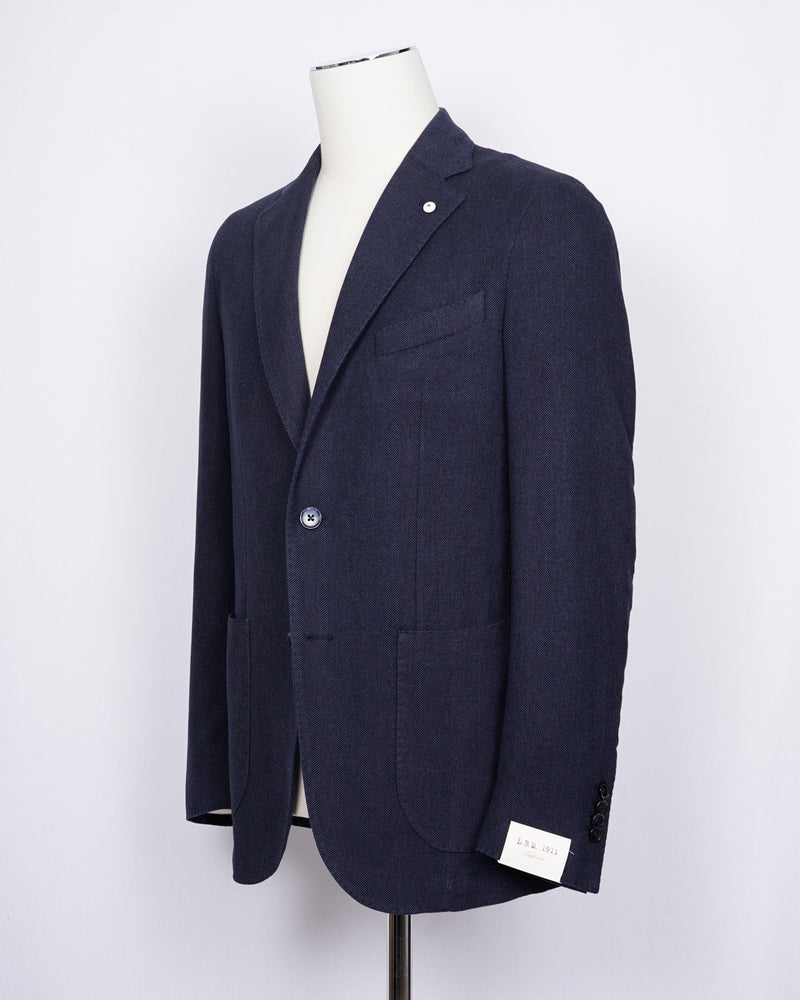 Regular fit Fits true to the size. If in doubt of your size, please contact us HERE Unlined Unconstructed shoulder 2 Buttons Side vents Notch lapel Patch pockets Composition: 100% cotton Color: Blue. Modello: 2815 Article: 05142/5 Made in Italy L.B.M. 1911 brushed cotton jacket in blue herringbone. Extremely versatile jacket for soft tailored look. Unconstructed shoulder and unlined structure combined with the soft brushed cotton are guaranteed to make you smile once you try it on.