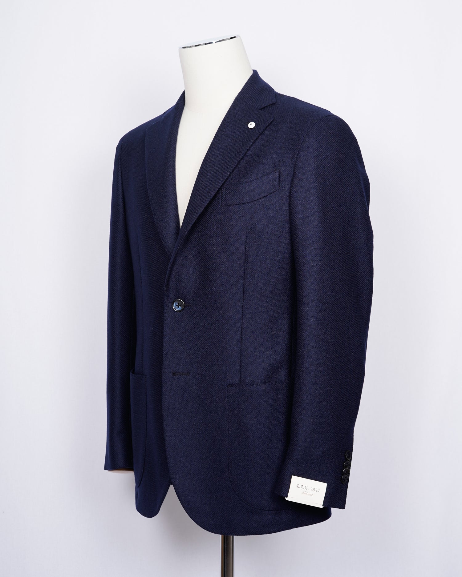 Regular fit Fits true to the size. If in doubt of your size, please contact us HERE Unlined Unconstructed shoulder 2 Buttons Side vents Notch lapel Patch pockets Composition: 95% wool, 5% cashmere Color: Green Modello: 2898 Article: 02206/1 Made in Italy Blue L.B.M. 1911 wool & cashmere jacket. Wool gives the Unconstructed shoulder and unlined structure. Wool brings the durability and cashmere the soft and luxurious touch. Perfect jacket for almost any semiformal occasion in autumn and winter.