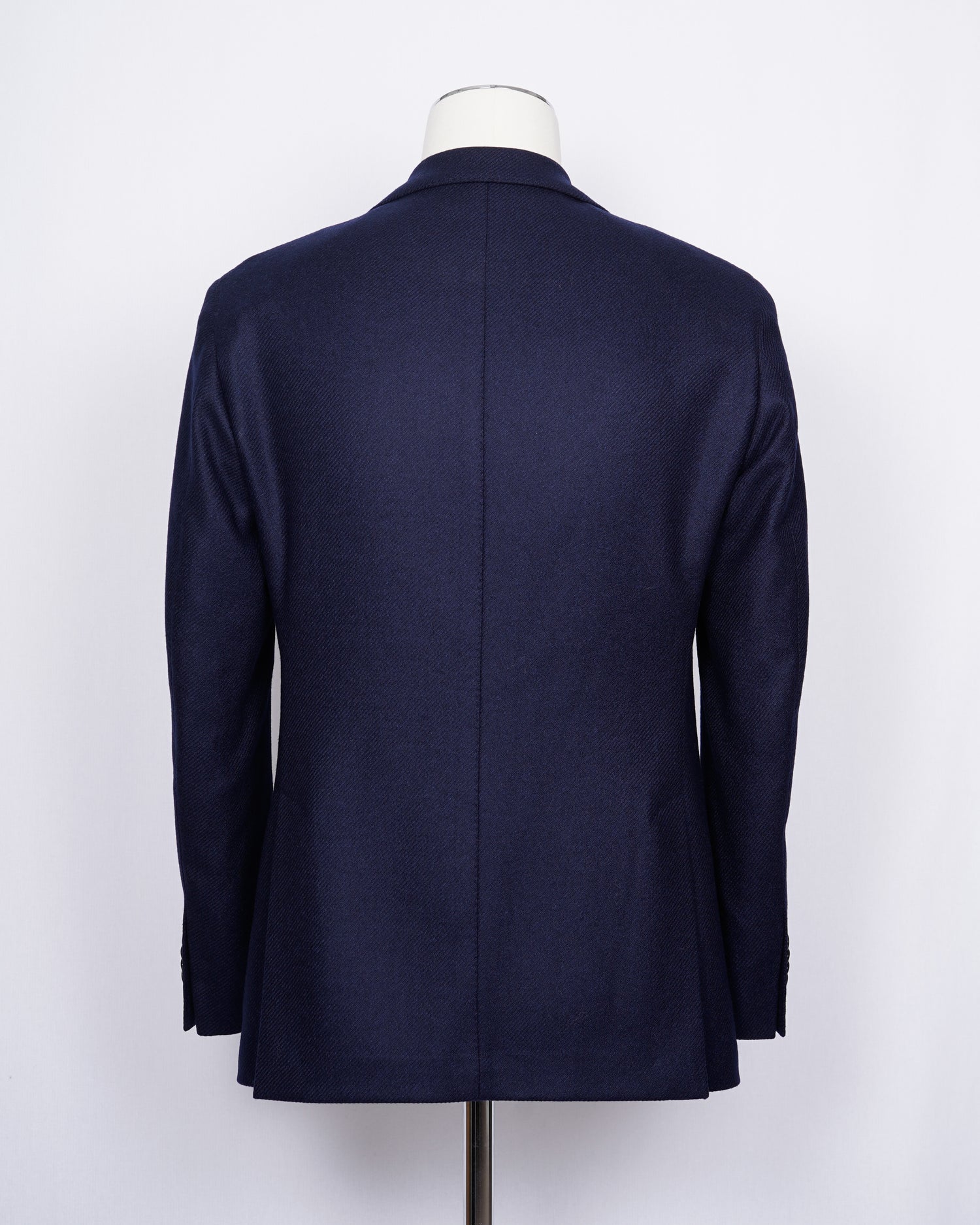 Regular fit Fits true to the size. If in doubt of your size, please contact us HERE Unlined Unconstructed shoulder 2 Buttons Side vents Notch lapel Patch pockets Composition: 95% wool, 5% cashmere Color: Green Modello: 2898 Article: 02206/1 Made in Italy Blue L.B.M. 1911 wool & cashmere jacket. Wool gives the Unconstructed shoulder and unlined structure. Wool brings the durability and cashmere the soft and luxurious touch. Perfect jacket for almost any semiformal occasion in autumn and winter.