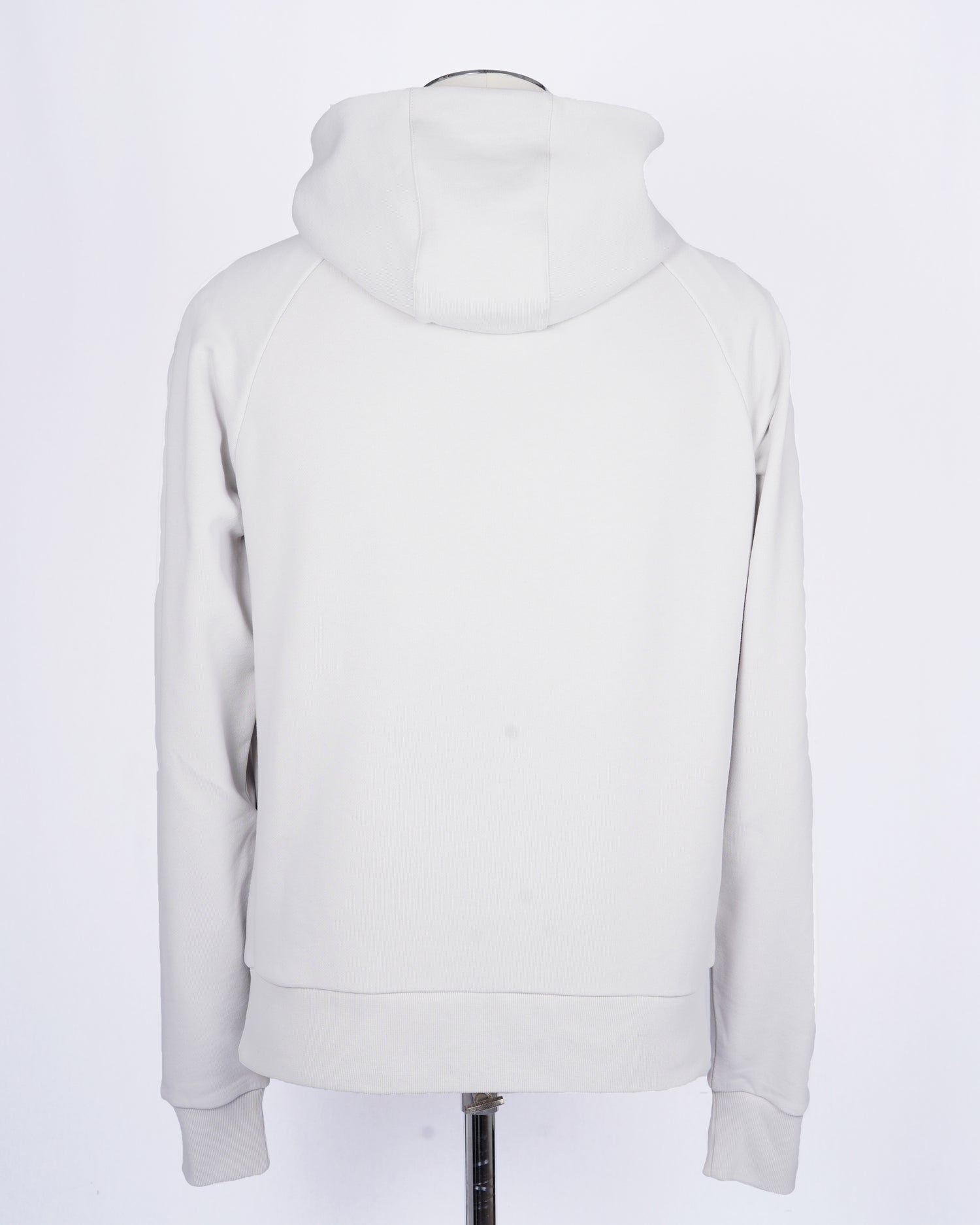 Herno Laminar hoodie. No technical aspect here even if it is part of the Laminar -line. SImply a great cotton hoodie, with a luxorious handfeel.   Material: 100% cotton Art. JG008UL 50017 1250 Color: Chalk Italy made in 
