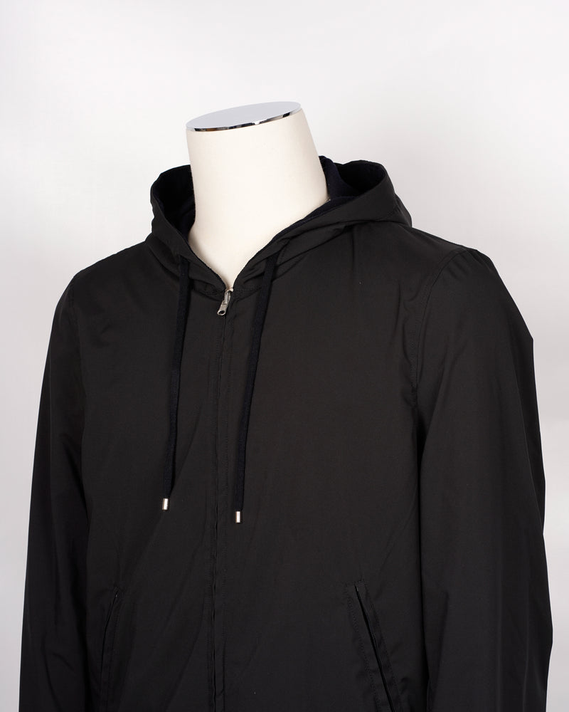 Gran Sasso Rain wool hooded knit. Garment (the fibres of the wool) has been treated with TEFLON™ fabric protector applied by Zegna Baruffa Lane Borgosesia. This gives the final product  water resistance in all conditions and also protects against dry dirt and the absorption of liquid substances, whether water or oil. Real added value!  Gran Sasso Rain Wool Hoodie Article: 57105/69301 Model: Giubbino Color: 598 / Navy Knit100% wool Outer layer 100% Pl Made in italy