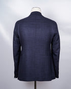 Composition: 90% Wool, 10% SIlk Oxygen Color: BLUE GREY MELANGE Modello: Montecarlo / 1SMC22K Article: 03UEG110 Colore: B3073 Slim fit. Take your normal size Unlined Unconstructed shoulder 2 Buttons Side vents Notch lapel Patch pockets Made in Italy tagliatore