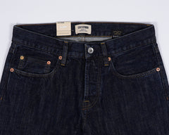 This 13oz Selvedge from Candiani has a solid indigo color throughout the garment, allowing for personal wear and patina, while the Rinsed wash keeps the jeans from dry-bleeding on other fabric.  Classic 5 pocket jeans Mod. M3 13 oz. 100% Cotton Made in Italy