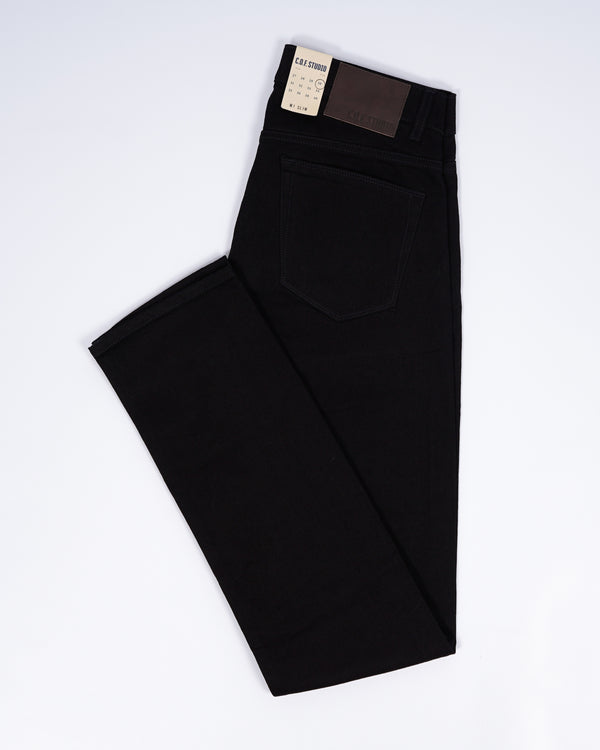 Black stretch jeans made in a slim M1 model. A regular waist and narrow fit throughout the leg makes for a slim look while remaining comfortable from the first wear.  Classic 5 pocket jeans Mod. M1 Slim 12 oz. 98% Cotton 2% Elastan Article model: M11801