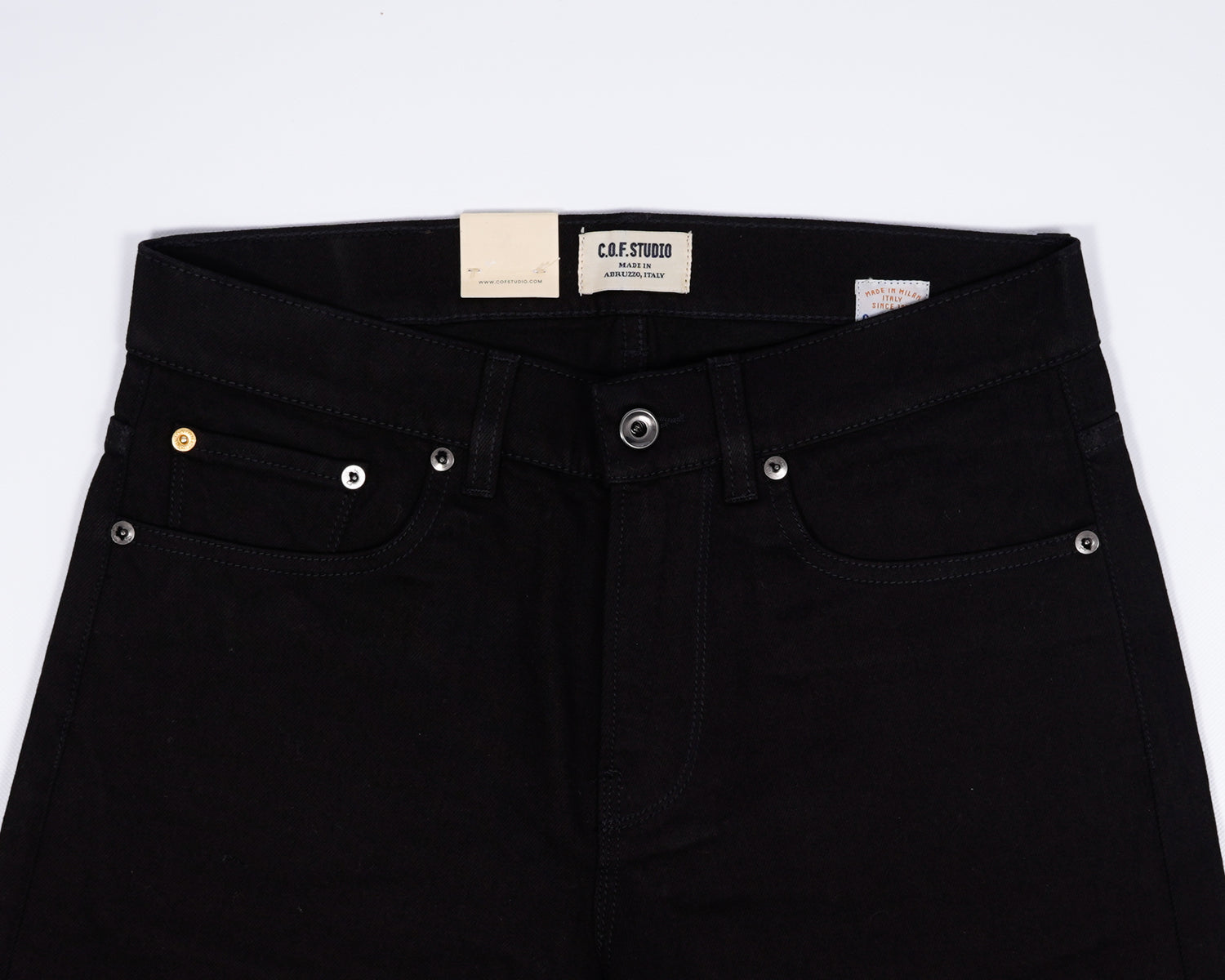Black stretch jeans made in a slim M1 model. A regular waist and narrow fit throughout the leg makes for a slim look while remaining comfortable from the first wear.  Classic 5 pocket jeans Mod. M1 Slim 12 oz. 98% Cotton 2% Elastan Article model: M11801