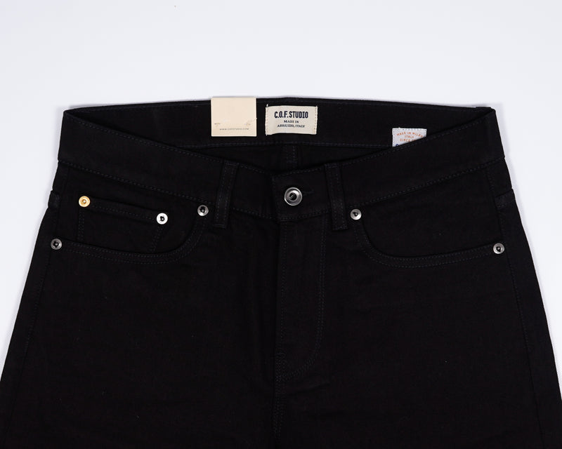 Black stretch jeans made in a slim M1 model. A regular waist and narrow fit throughout the leg makes for a slim look while remaining comfortable from the first wear.  Classic 5 pocket jeans Mod. M1 Slim 12 oz. 98% Cotton 2% Elastan Article model: M11801