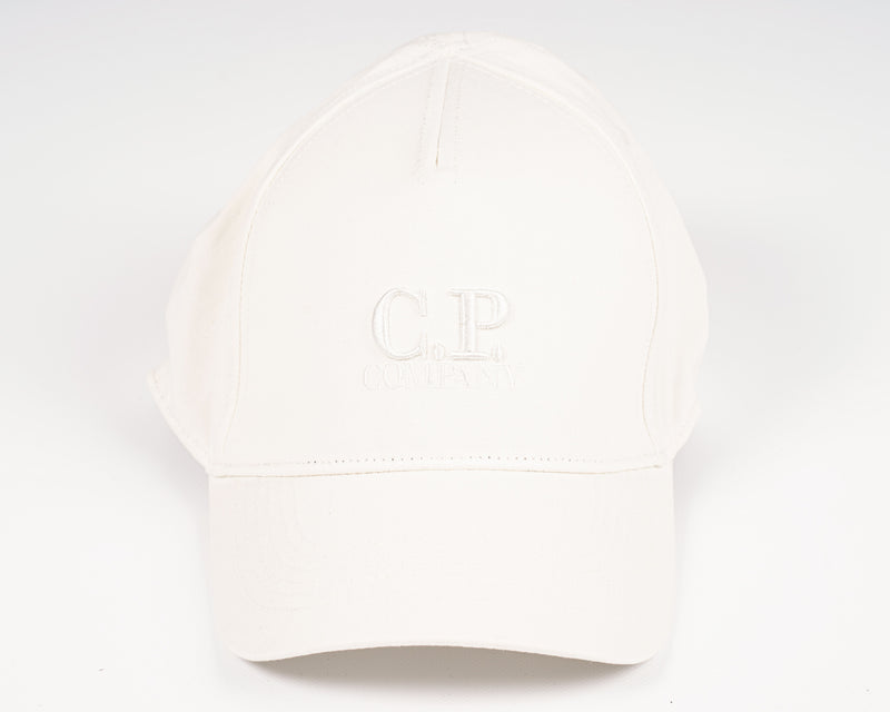Men´s cotton gabardine cap with embroidered C.P. -logo in front, adjustable strap in the back and tone on tone stitchings  and detailing. A classic six panel structure. Embroidered Logo Stitched Detailing Six Panel Construction Adjustable Strap Mod. MAC091A00 5279A Col. 103 / Gauze white