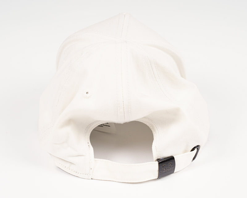 Men´s cotton gabardine cap with embroidered C.P. -logo in front, adjustable strap in the back and tone on tone stitchings  and detailing. A classic six panel structure. Embroidered Logo Stitched Detailing Six Panel Construction Adjustable Strap Mod. MAC091A00 5279A Col. 103 / Gauze white