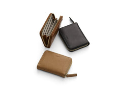 Measurements: L: 10,2 H: 8 W: 2cm Body: Vegetable tanned full-grain cow leather Leather trimmings: Vegetable tanned full-grain cow leather Lining: Cotton/nylon stripe lining in off white/anthracite Zipper: YKK Excella Art. No. FG040218 A small and very practical zip wallet with the cardholders placed on the outside of large internal compartment that can be used just as easily for credit cards