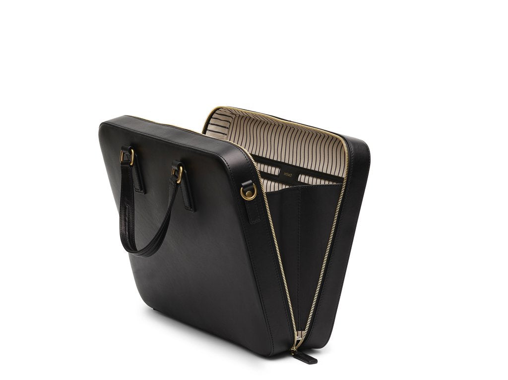  Measurements: L: 39 H: 29 W: 8,5cm Body: Vegetable tanned full-grain cow leather Leather trimmings: Vegetable tanned full-grain cow leather Hardware: Polished ZAMAK Hooks - Golden Lining: Cotton/nylon stripe lining - Off white/anthracite Zippers: Hand-polished YKK Excella Art. No. FG010118 briefcase in a design kept as clean as possible to allow the vegetable full-grain leather to really shine. Features a signature zipper opening that runs from bottom to bottom