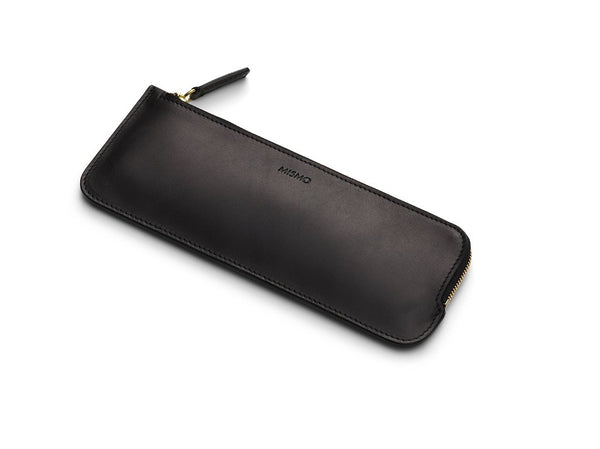 A sleek and elegant storage option for your pencils and small creative items. Useful for keeping your desk space neat and tidy, as well as for keeping your creative tools organized while on-the-go. Tuck this little pouch into your favoured travel or commuter bag to keep all of your writing utensils neatly assembled.  Material: Body: Vegetable tanned full-grain cow leather trimmings: Vegetable tanned full-grain cow leather Lining: Cotton/nylon stripe  off white/anthracite Zipper: YKK Excella Art.No. FG080118