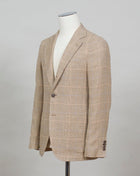 Soft shoulders and comfortable fit like only Naepolitans can do. Here you have the best of both worlds - sharp look and super comfortable fit.  Half lined Unconstructed shoulder 3 roll 2 Buttoning Side vents Notch lapel Patch pockets Composition: 66% Linen 34% Cotton Lining: 100% CU Color: 1600 / Sand Linea: Gaiola Modello: GJ02 Article: TS22141/1600 Made in Naples, Italy