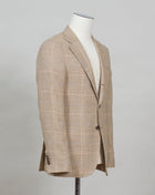 Soft shoulders and comfortable fit like only Naepolitans can do. Here you have the best of both worlds - sharp look and super comfortable fit.  Half lined Unconstructed shoulder 3 roll 2 Buttoning Side vents Notch lapel Patch pockets Composition: 66% Linen 34% Cotton Lining: 100% CU Color: 1600 / Sand Linea: Gaiola Modello: GJ02 Article: TS22141/1600 Made in Naples, Italy