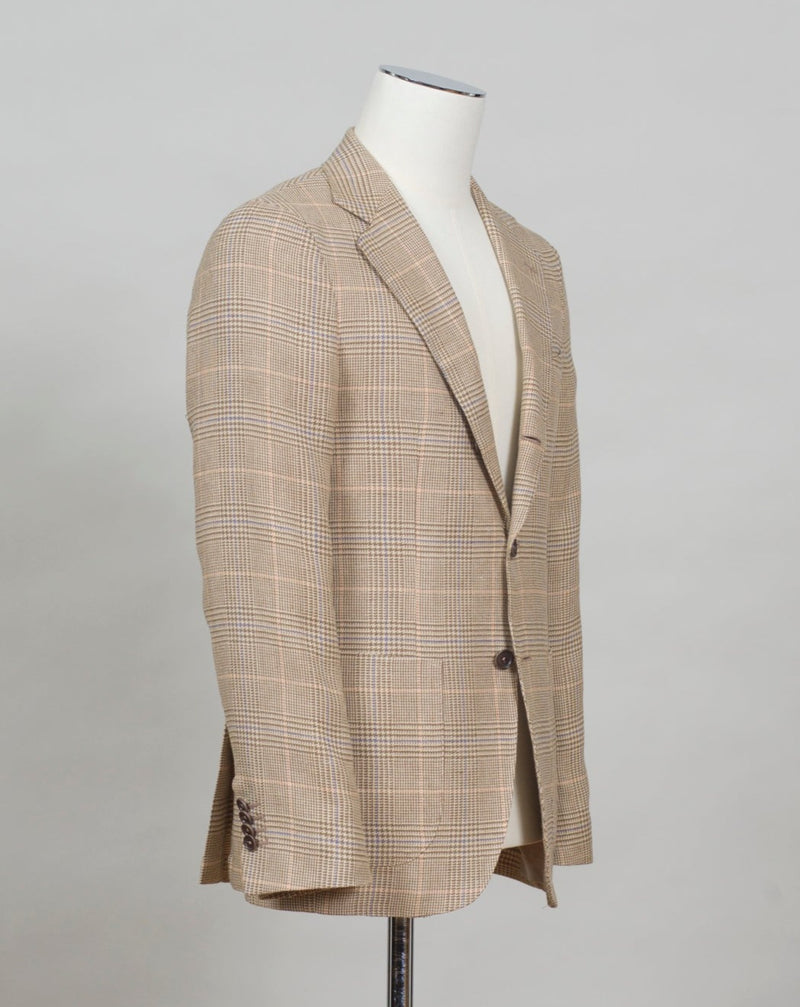 Soft shoulders and comfortable fit like only Naepolitans can do. Here you have the best of both worlds - sharp look and super comfortable fit.  Half lined Unconstructed shoulder 3 roll 2 Buttoning Side vents Notch lapel Patch pockets Composition: 66% Linen 34% Cotton Lining: 100% CU Color: 1600 / Sand Linea: Gaiola Modello: GJ02 Article: TS22141/1600 Made in Naples, Italy