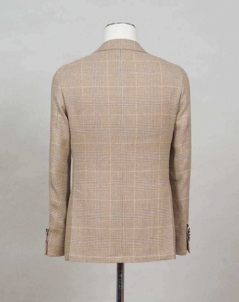 Soft shoulders and comfortable fit like only Naepolitans can do. Here you have the best of both worlds - sharp look and super comfortable fit.  Half lined Unconstructed shoulder 3 roll 2 Buttoning Side vents Notch lapel Patch pockets Composition: 66% Linen 34% Cotton Lining: 100% CU Color: 1600 / Sand Linea: Gaiola Modello: GJ02 Article: TS22141/1600 Made in Naples, Italy