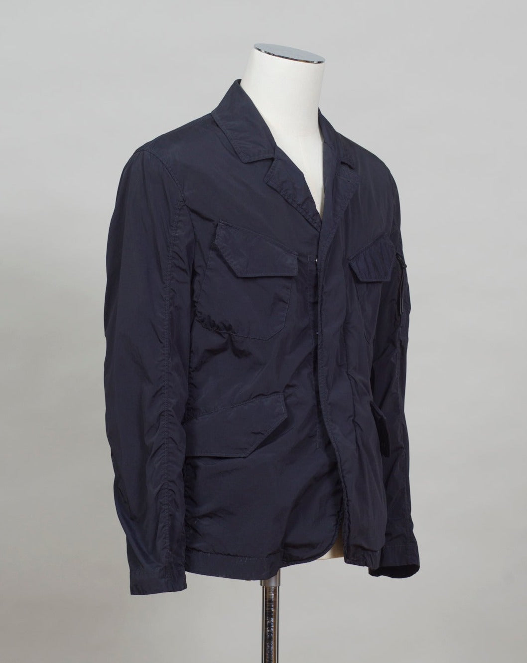 ed into a fibre fine enough to be used to weave Nycra.   CP Blazer  Nycra R MBZ250A00 5864G 888 Total Eclipse / Dark Blue 2 way zip + press studs in front 4 pockets in front with snap stud fastening Zippered pocket on left sleeve with C.P. Lens detailing Garment Dyed Quick Dry Stretch Multi filament